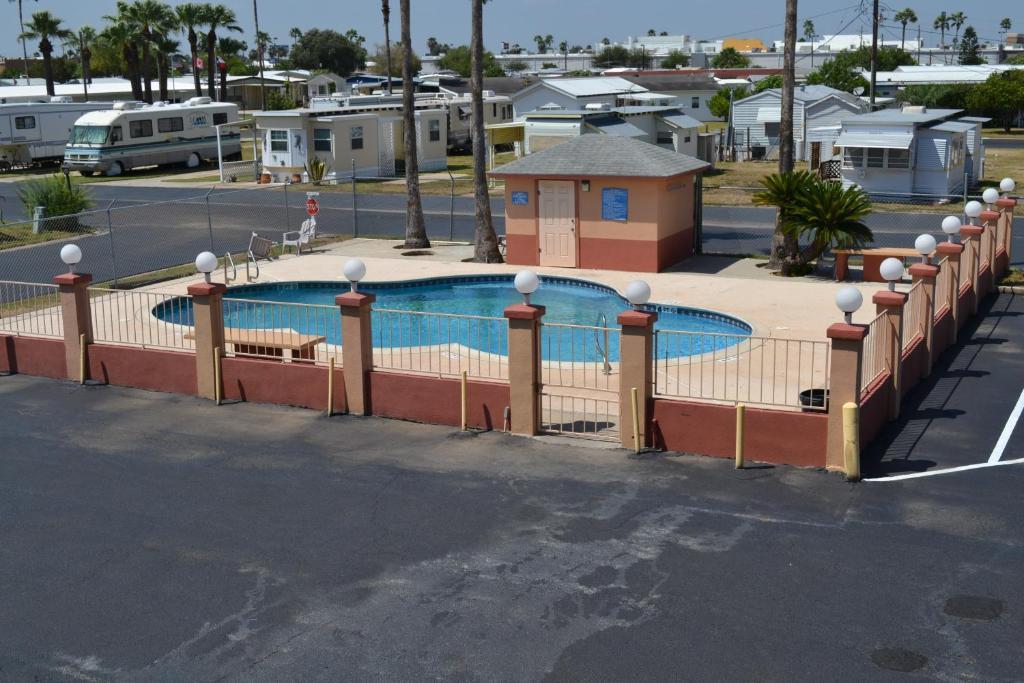 Deluxe Inn And Suites Weslaco Exterior photo