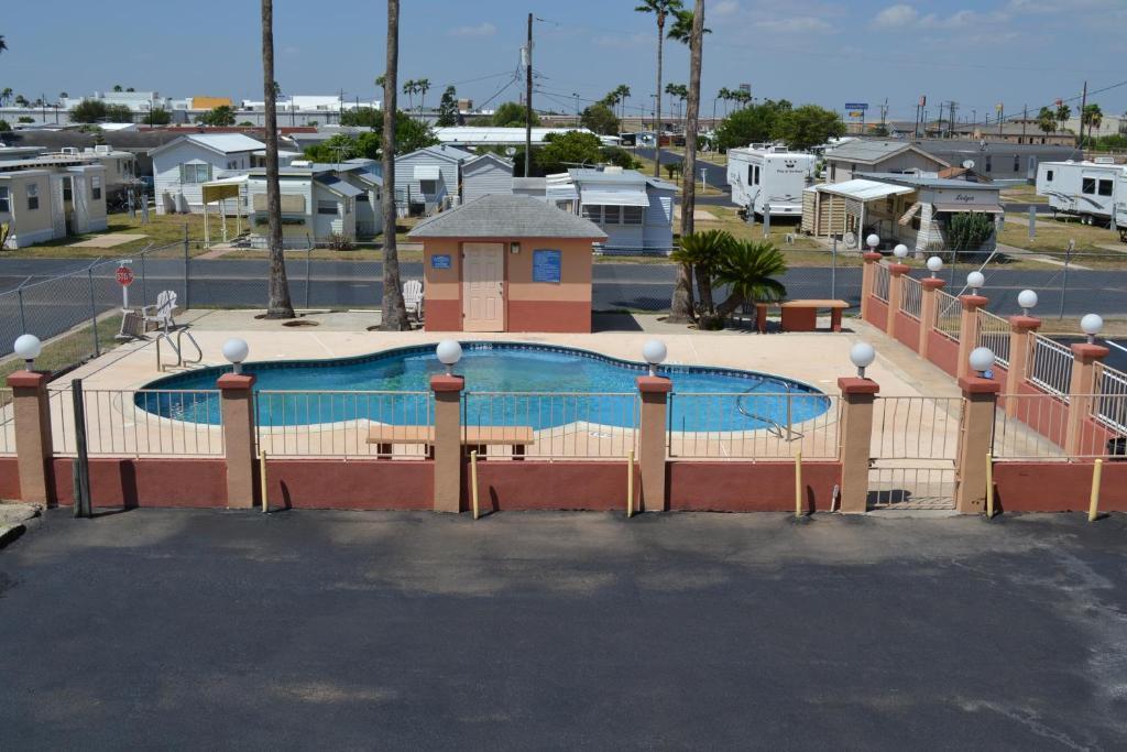 Deluxe Inn And Suites Weslaco Exterior photo