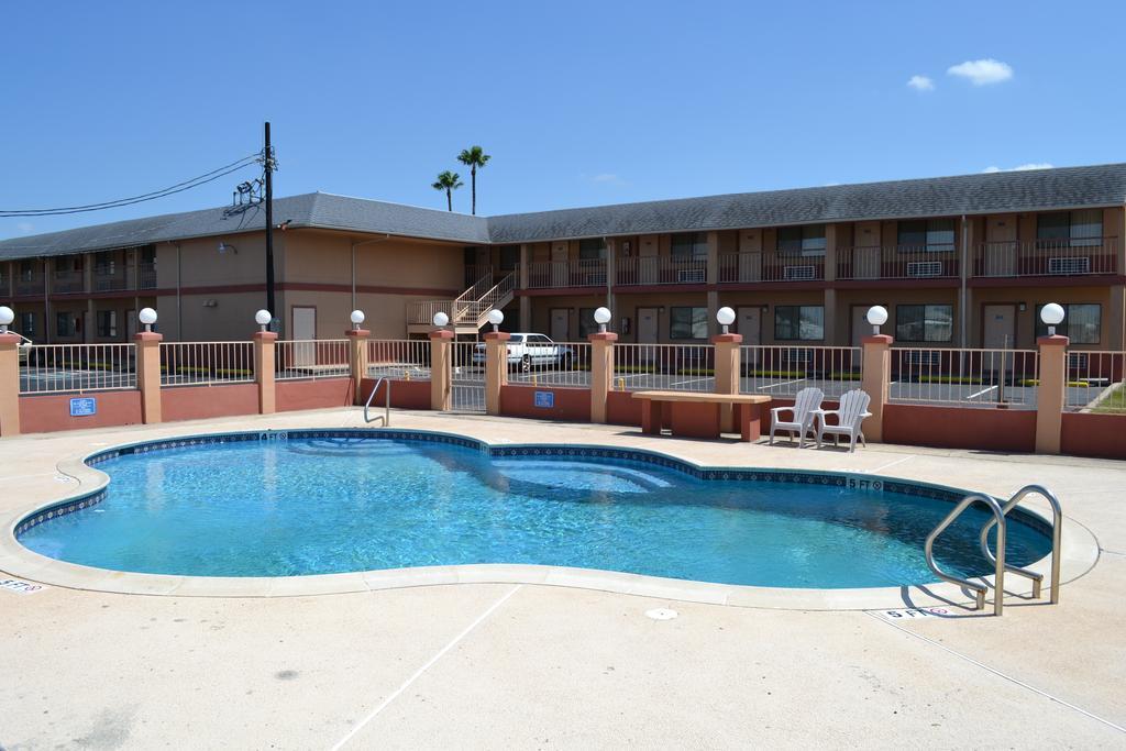 Deluxe Inn And Suites Weslaco Exterior photo