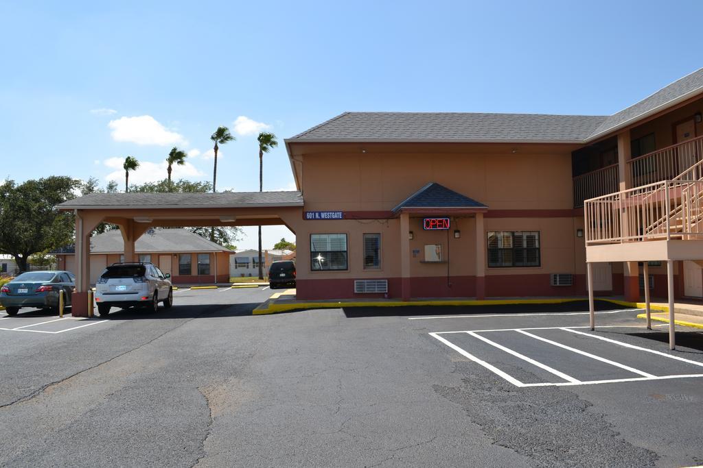 Deluxe Inn And Suites Weslaco Exterior photo