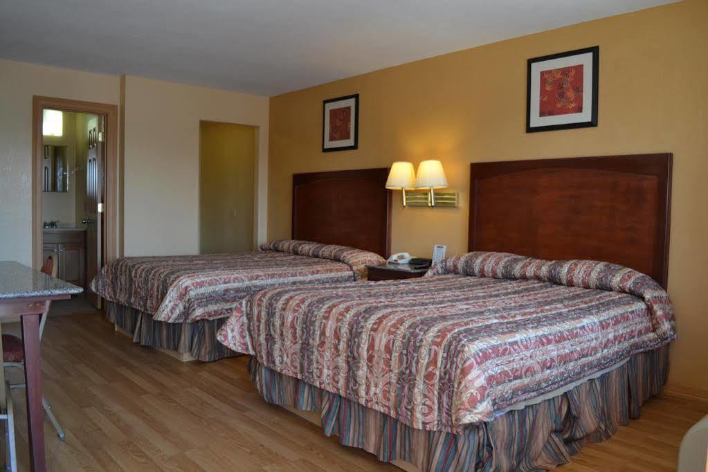 Deluxe Inn And Suites Weslaco Exterior photo